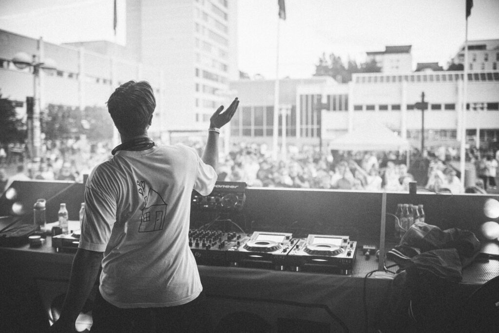 DJ Rony Rex: Koulukiusaaminen jätti traumaoireet – "Tuska palasi, kun minusta tuli isä" Rony Rex DJ-keikalla