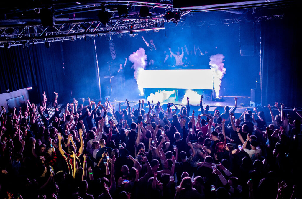 DJ Rony Rex: Koulukiusaaminen jätti traumaoireet – "Tuska palasi, kun minusta tuli isä" Rony Rex keikalla