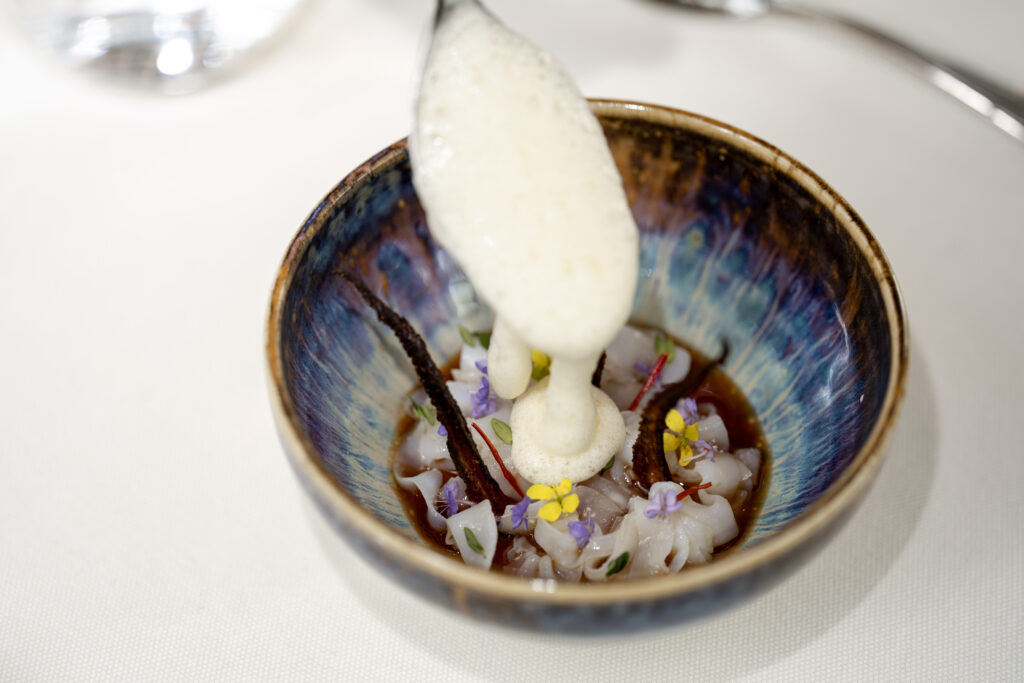 Tommi Tuominen tavoittelee Demolle toista Michelin-tähteä: "Olen tällainen keittiöiden Kimi Räikkönen" Demon kalmariannos