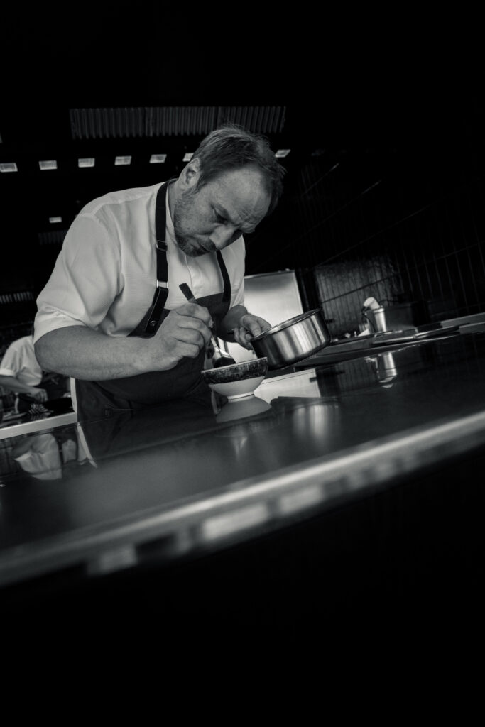 Tommi Tuominen tavoittelee Demolle toista Michelin-tähteä: "Olen tällainen keittiöiden Kimi Räikkönen" Tommi Tuominen ravintola Demon keittiössä