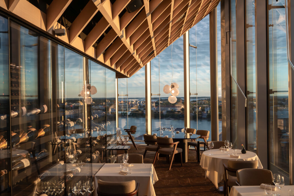 Tommi Tuominen tavoittelee Demolle toista Michelin-tähteä: "Olen tällainen keittiöiden Kimi Räikkönen" Ravintola Demon merinäköala