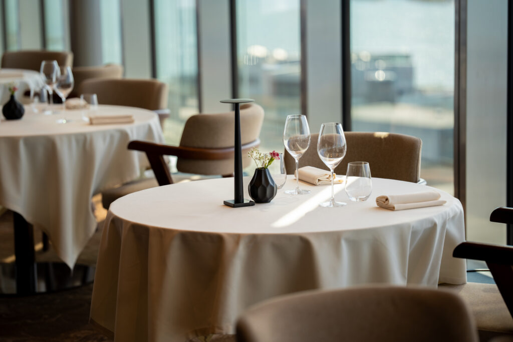 Tommi Tuominen tavoittelee Demolle toista Michelin-tähteä: "Olen tällainen keittiöiden Kimi Räikkönen" Ravintola Demon sisustus