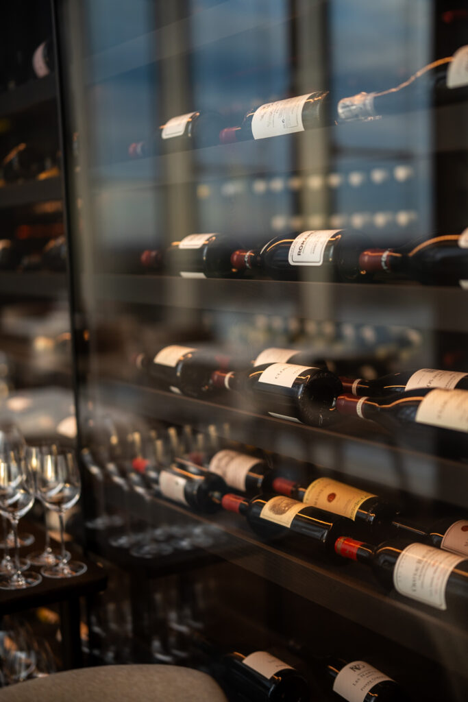 Tommi Tuominen tavoittelee Demolle toista Michelin-tähteä: "Olen tällainen keittiöiden Kimi Räikkönen" Demon viinihuone