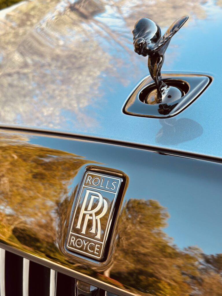 Rolls-Royce Spectre koeajossa – miltä tuntuu 440 000 € sähköauto? Rolls-Royce Spectren Spirit of Ecstasy -keulakoriste