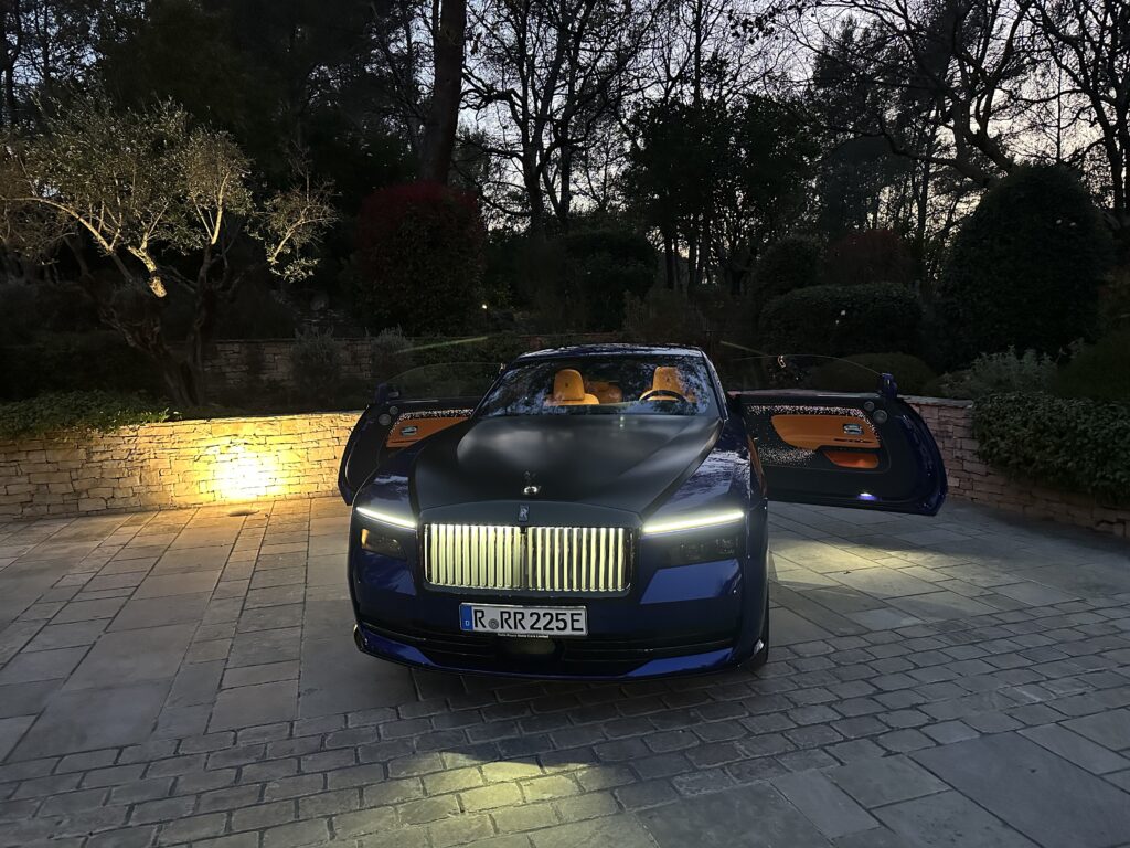 Rolls-Royce Spectre koeajossa – miltä tuntuu 440 000 € sähköauto? Rolls Royce Spectren kaappariovet