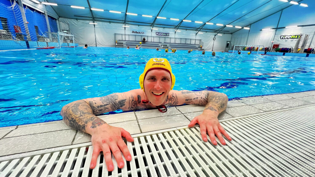 Vikin ja Köpin matkailuohjelma: Viki joutuu paniikkiin, Köpiltä loppuu kunto – "Yritä olla kuolematta" Köpi Kallio kokeilee vesipalloa Vikin ja Köpin matkailuohjelmassa