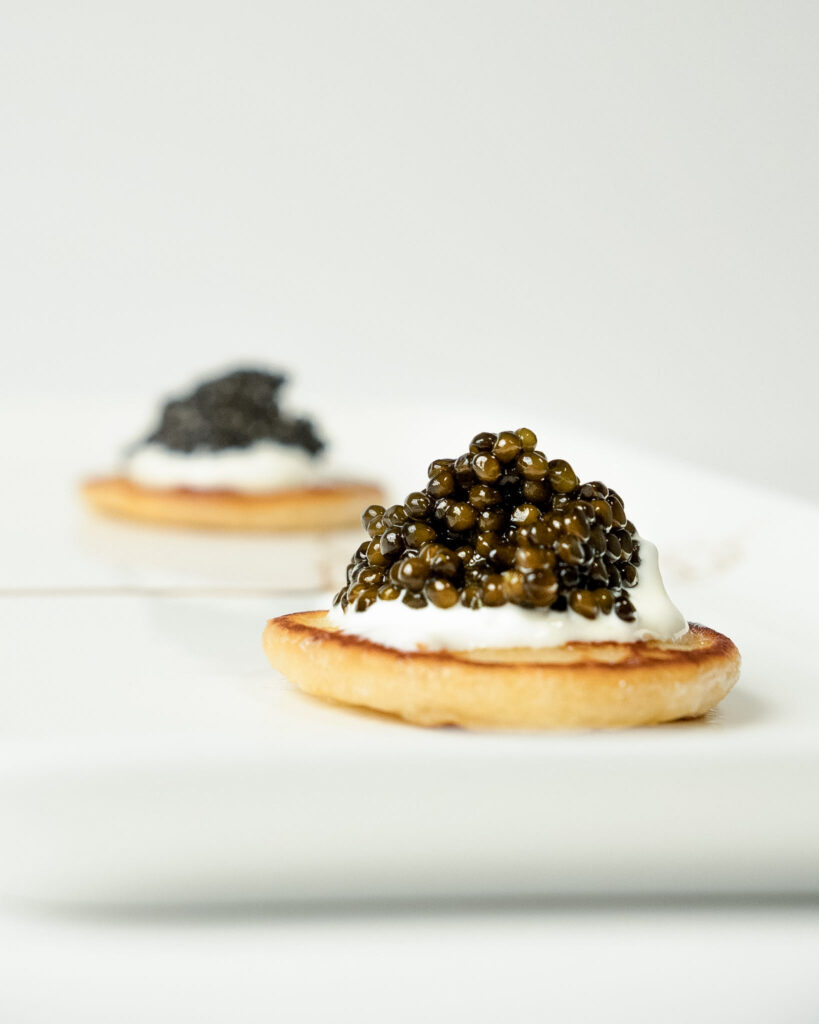 Miksi kaviaari maksaa niin paljon? Asiantuntija selittää hinnan syyt Kaviaari ja blini