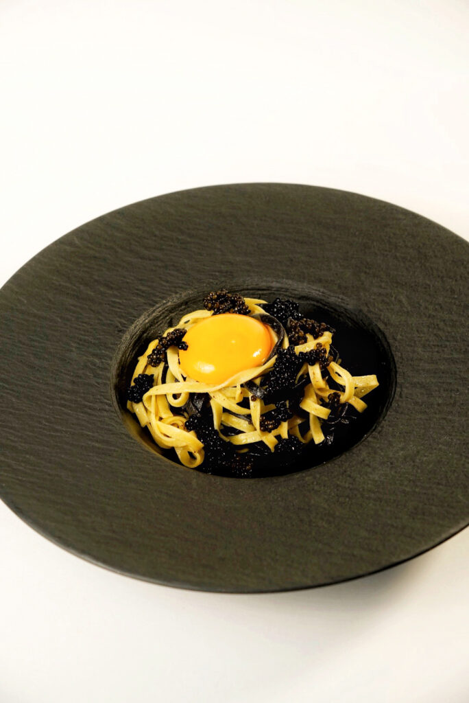 Miksi kaviaari maksaa niin paljon? Asiantuntija selittää hinnan syyt Kaviaaria ja pastaa