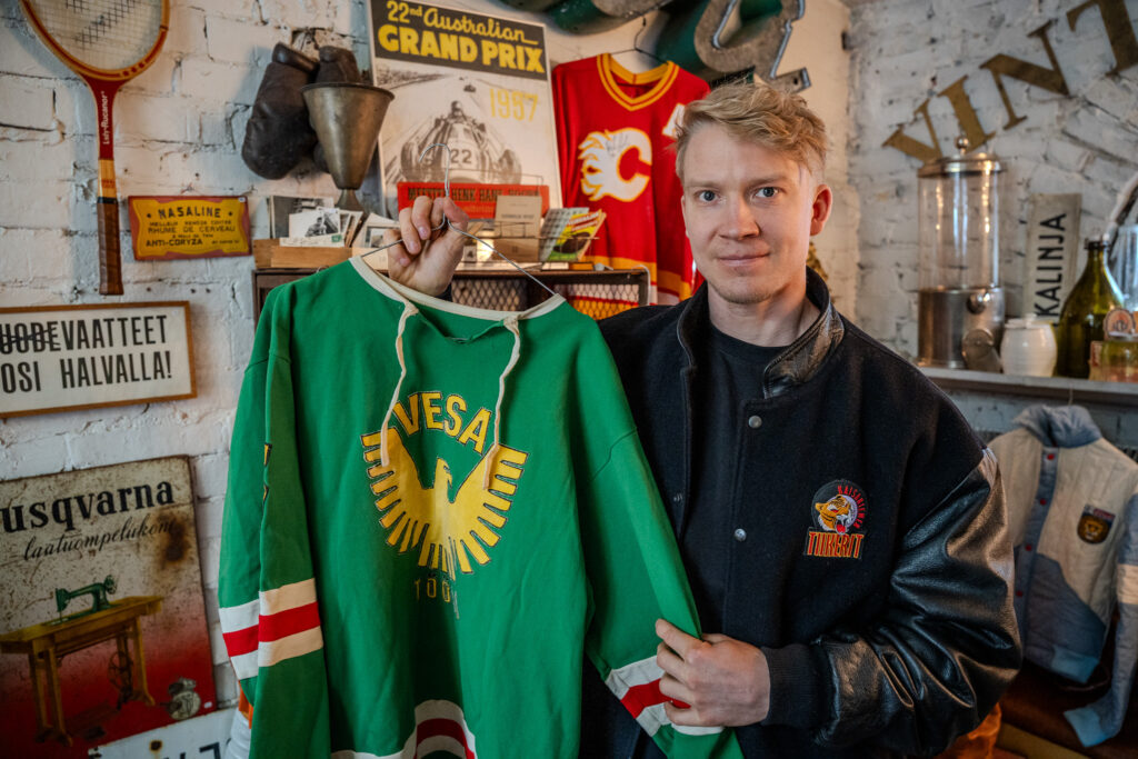 Pentti Lindegrenin jääkiekkokokoelma keräsi lähes 10 000 euroa – yksi pelipaita nousi huippulukemiin Aleksi Laakso ja Pentti Lindegrenin jääkiekkokokoelma
