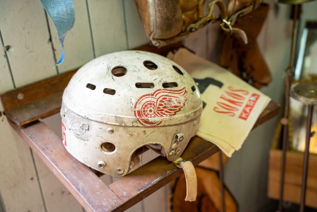 Suomalainen kiekkolegenda jätti jälkeensä poikkeuksellisen kokoelman – nyt se huutokaupataan Detroit Red Wingsin kypärä Vintagetallissa
