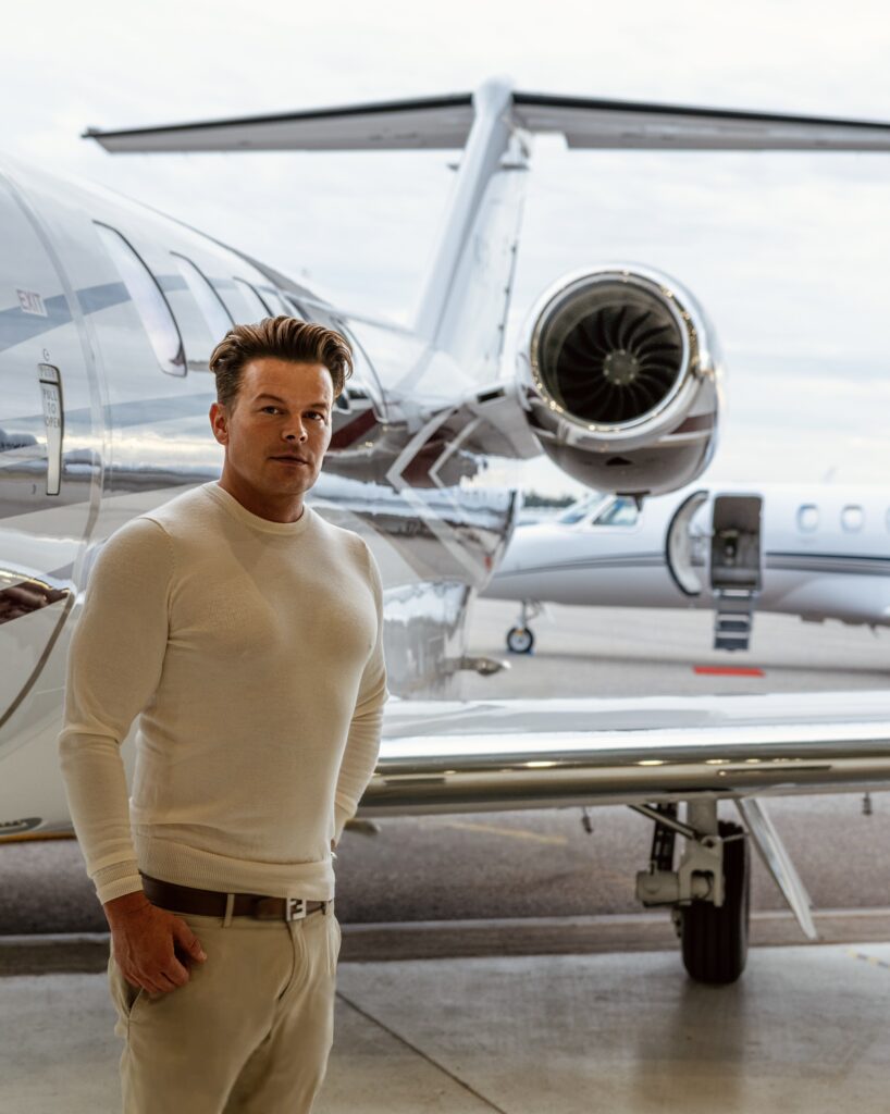 Joonas Nurmi jäi työttömäksi Finnairilta – nyt hänellä on yhtiökumppaninsa kanssa oma lentoyhtiö Joonas Nurmi ja Cessna Citation CJ4 Gen2