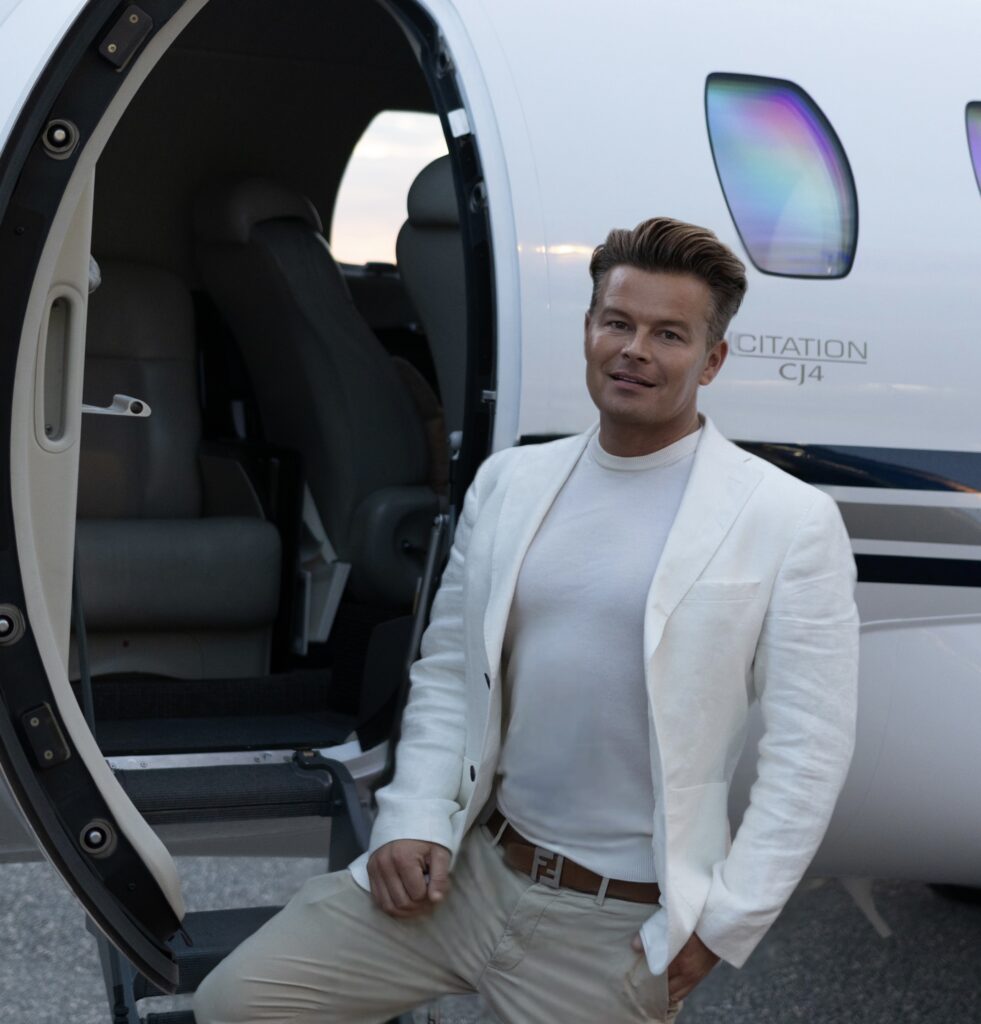 Joonas Nurmi jäi työttömäksi Finnairilta – nyt hänellä on yhtiökumppaninsa kanssa oma lentoyhtiö Joonas Nurmi ja yksityislentokone
