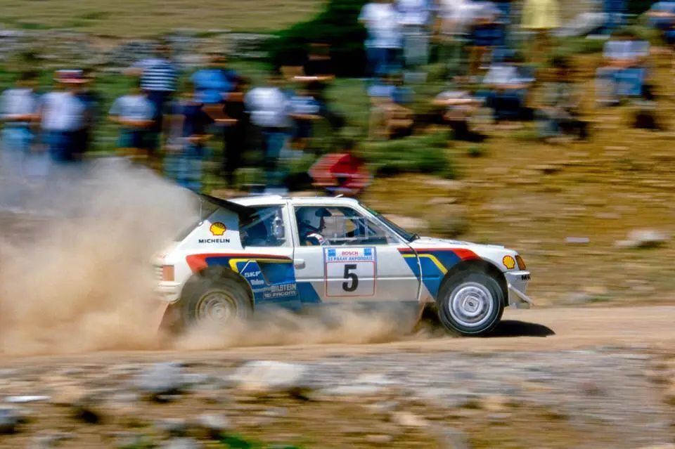 Kartturilegenda Juha Piironen muistaa yhä Henri Toivosen kuoleman: "Olisin voinut olla kyydissä" Juha Kankkunen ja Juha Piironen Peugeot-ralliauto vuonna 1986