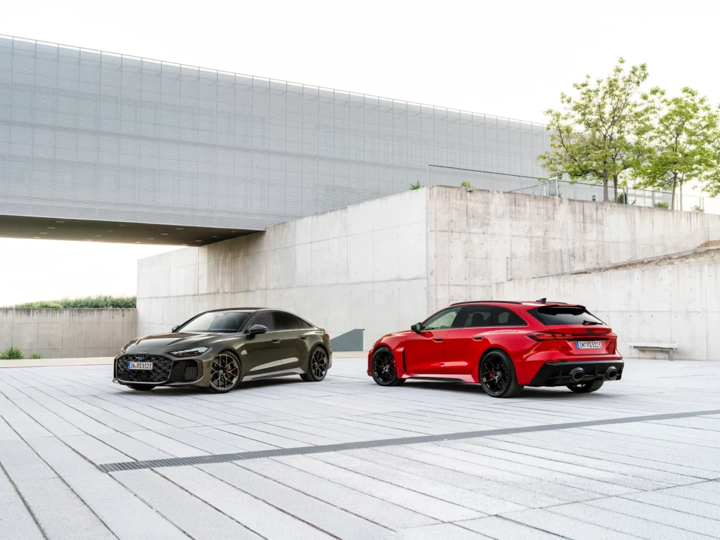 Koeajo: Audi RS 5 sai latausjohdon – ja 639 syytä olla kiinnostava Audi RS 5 Sedan ja Audi RS 5 Avant rinnakkain kuvassa. Molemmat ovat suorituskykyisiä ladattavia hybridimalleja.