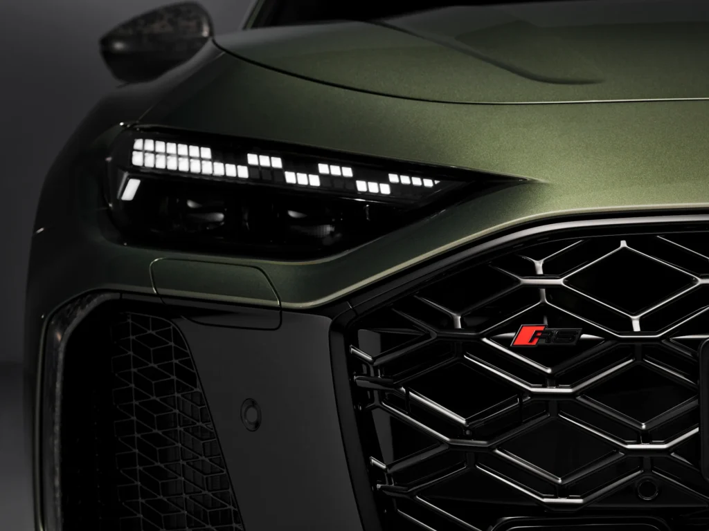 Koeajo: Audi RS 5 sai latausjohdon – ja 639 syytä olla kiinnostava Audi RS 5:n Matrix LED -ajovalot ruutulippukuviolla