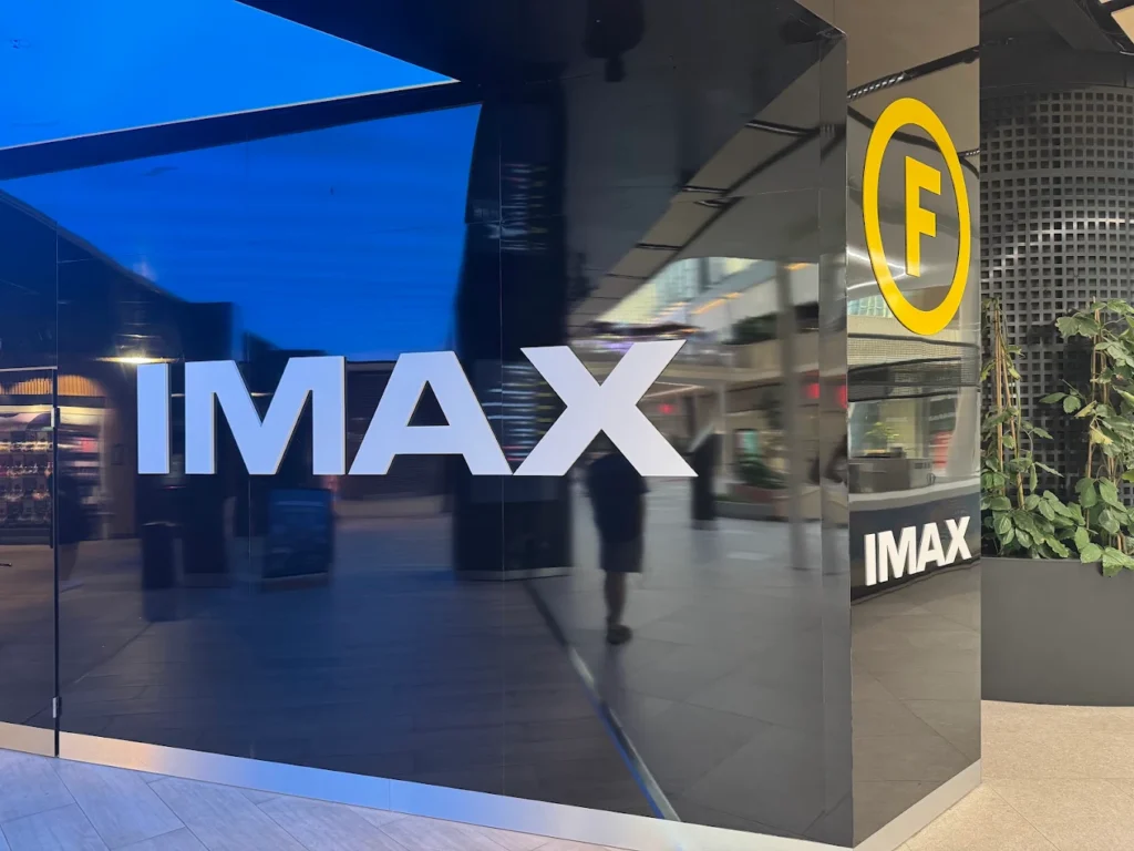 The Odyssey täyttää Suomen ainoan IMAX-teatterin – miksi saleja ei ole enempää? IMAX-logo Finnkino Itiksen elokuvateatterissa Helsingissä.