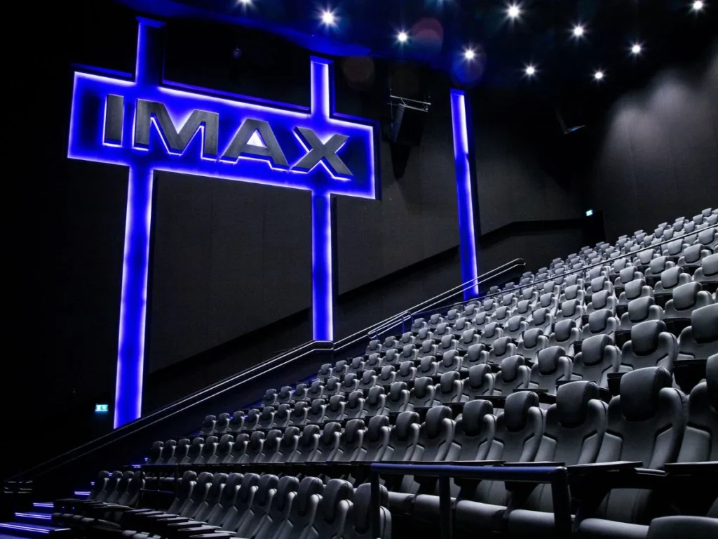 The Odyssey täyttää Suomen ainoan IMAX-teatterin – miksi saleja ei ole enempää? Finnkino Itiksen IMAX-salin suuri valkokangas ja katsomo Helsingissä.