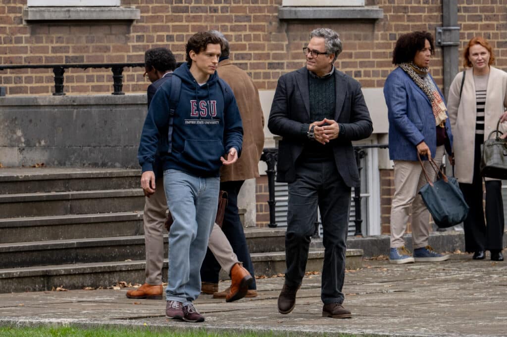Peter Parker (Tom Holland) keskustelee Bruce Bannerin (Mark Ruffalo) kanssa.