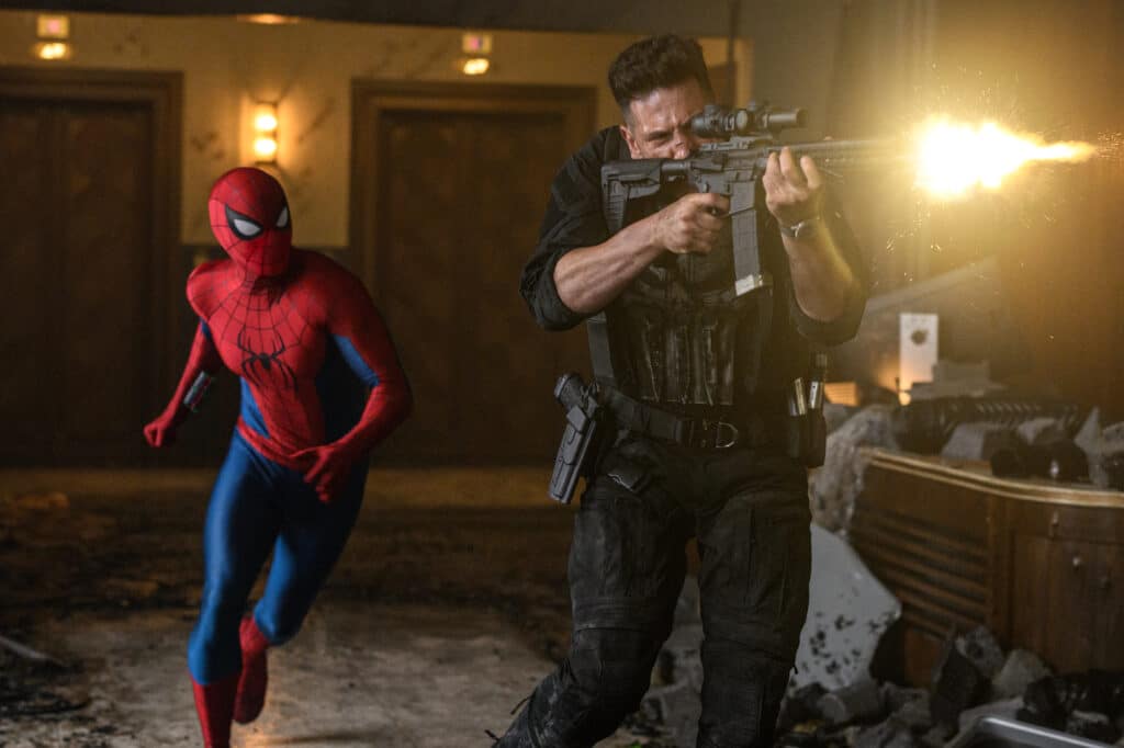 Spider-Man (Tom Holland) ja Punisher (Jon Bernthal) toimintakohtauksessa elokuvassa Spider-Man: Brand New Day.