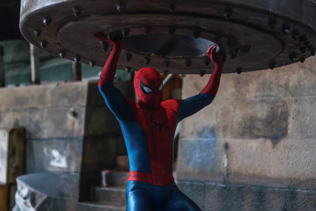 Spider-Man (Tom Holland) nostaa raskasta rakennelmaa Spider-Man: Brand New Day -elokuvassa.