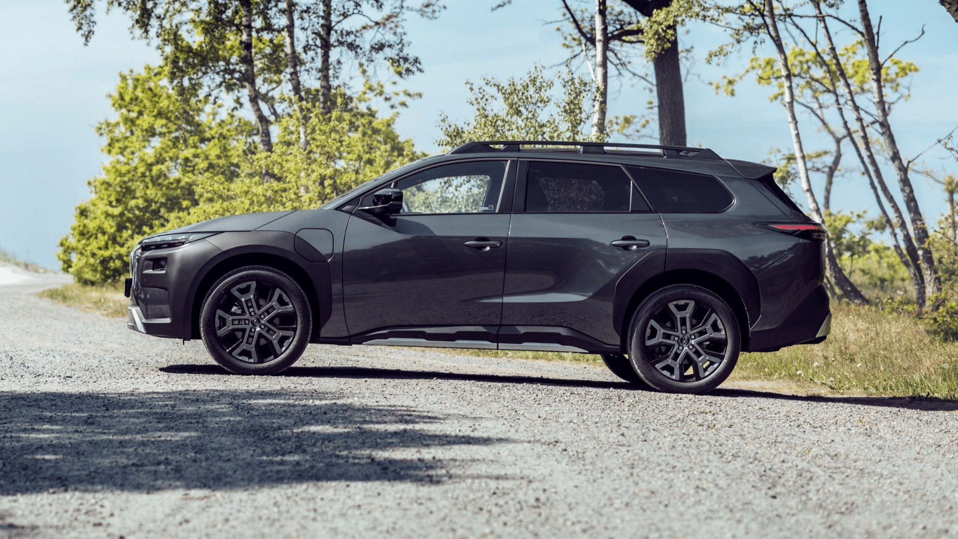 Subaru E-Outback -sähköauto ajaa maantiellä metsän keskellä