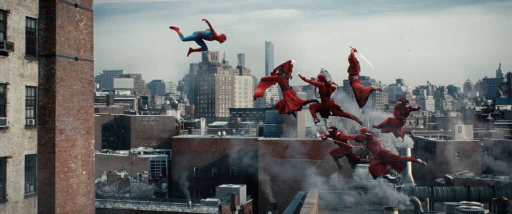 Spider-Man (Tom Holland) heiluu seittien varassa New Yorkin yllä elokuvassa Spider-Man: Brand New Day.