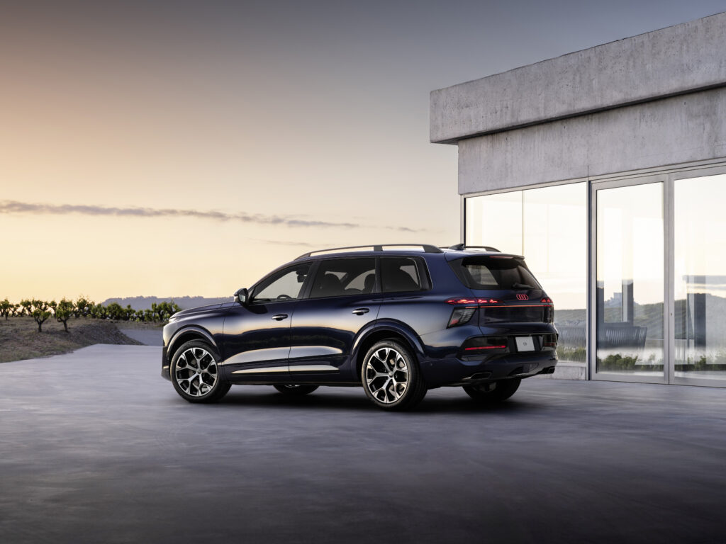 Audi tekee kaikkien aikojen suurimman katumaasturinsa – uusi Q9 tulee Suomeen loppukesällä Audi Q9 sivulta kuvattuna pitkäakselivälisenä katumaasturina