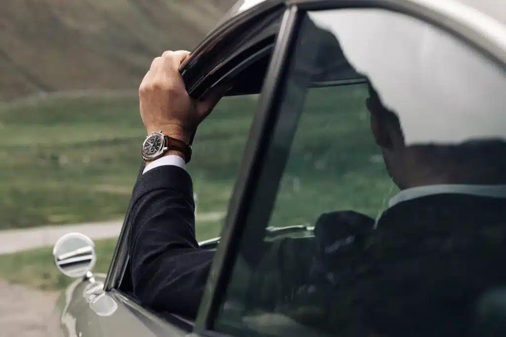Breitling palauttaa James Bondin unohdetun kellon – mukana Aston Martin DB5 Breitling Top Time Aston Martin DB5 mustalla kellotaululla ja platinakehällä