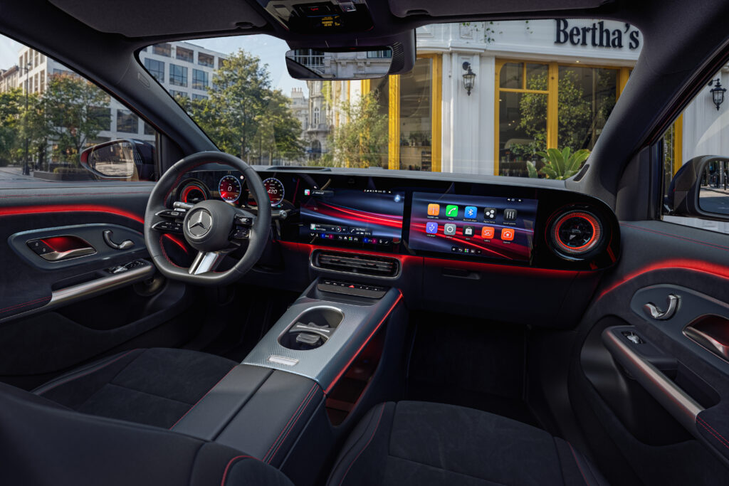 Mercedes-Benz paljasti alle 50 000 euron sähkökatumaasturin – latausluvut ovat poikkeukselliset Mercedes-Benz GLA ohjaamo MBUX Superscreen -näytöillä