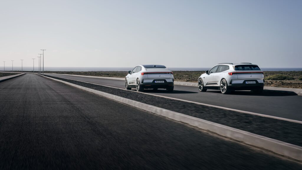Polestar 4 SUV:n Suomen hinta julki – sama 59 300 euroa kuin coupéssa, mutta enemmän tilaa Polestar 4 SUV ja coupé ajavat vierekkäin