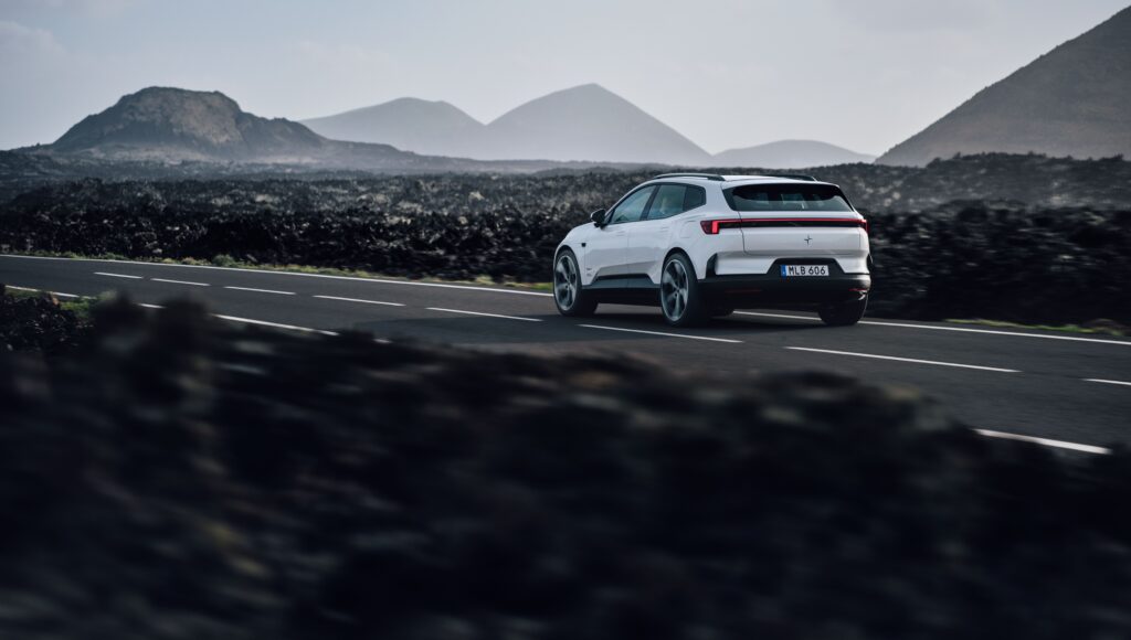 Polestar 4 SUV:n Suomen hinta julki – sama 59 300 euroa kuin coupéssa, mutta enemmän tilaa Valkoinen Polestar 4 SUV kuvattuna takaviistosta kallioisessa maisemassa.