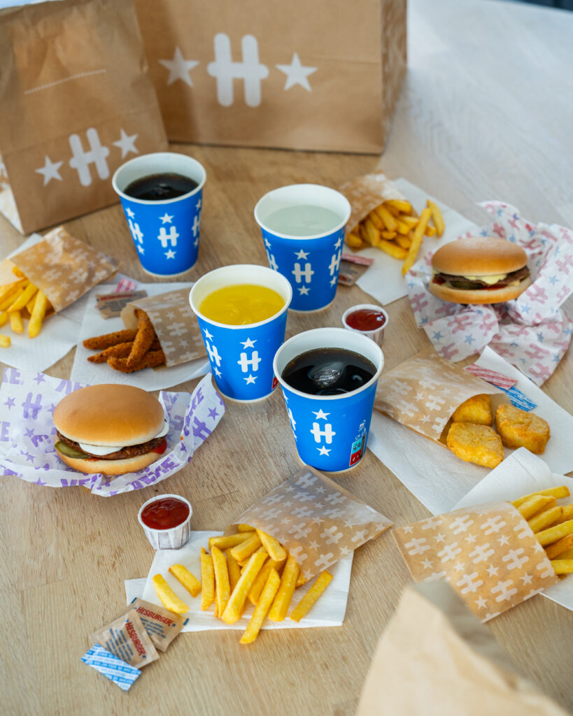 Hyvästi lastenateria! Hesburger korvaa yli 30-vuotiaan konseptin ja luopuu leluista Hesburgerin uudet Miniateriat, jotka korvaavat valikoimasta poistuvan Lastenaterian
