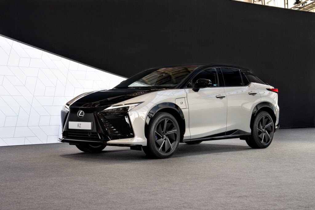Paras sähkö-SUV alle 75 000 eurolla? BMW lyö pöytään ylivoimaisen haastajan Lexus RZ 500e Luxury Steer-by-wire vaaleana edestä sivulta kuvattuna