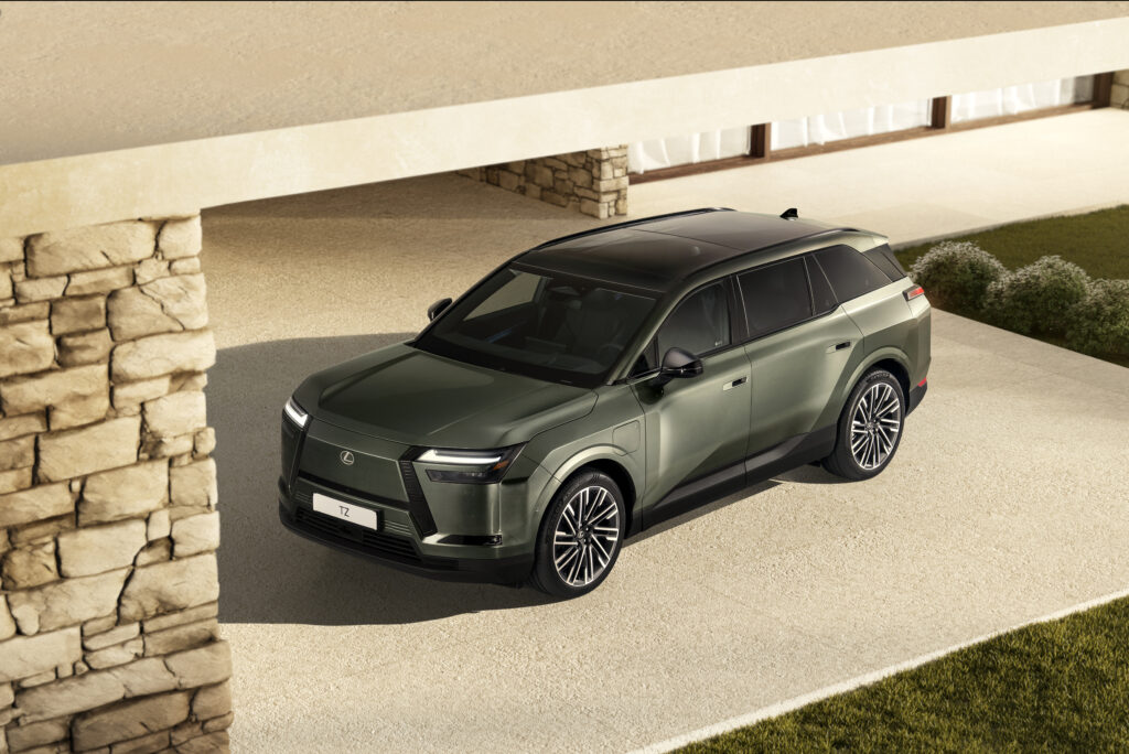 Lexus tuo Suomeen yli 5-metrisen sähköjättiläisen – kuusi paikkaa ja hinta hieman alle 90 000 € Vihreä Lexus TZ täyssähköinen SUV kuvattuna etuviistosta modernin rakennuksen edessä.