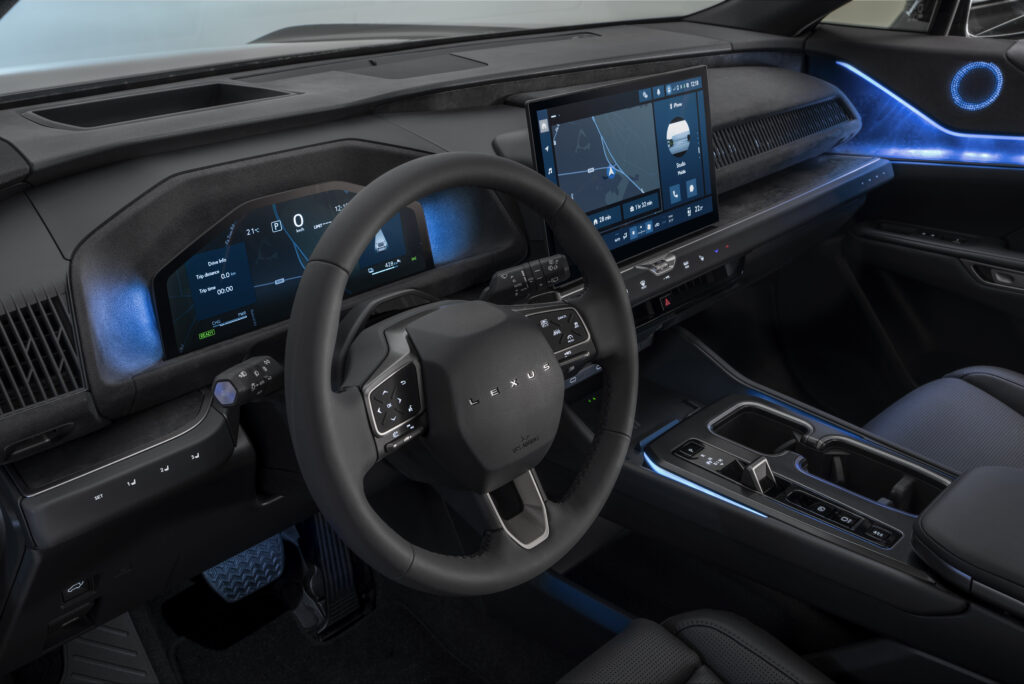 Lexus tuo Suomeen yli 5-metrisen sähköjättiläisen – kuusi paikkaa ja hinta hieman alle 90 000 € Lexus TZ -sähkö-SUVin ohjaamo, digitaalinen mittaristo, suuri keskusnäyttö ja sininen