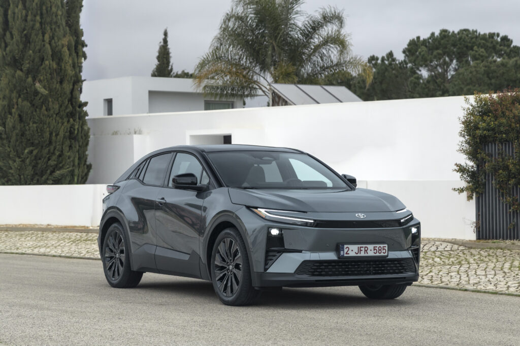 Paras sähkö-SUV alle 45 000 eurolla? Viisi kovaa vaihtoehtoa ja yksi voittaja Harmaa Toyota C-HR+ sähköauto kuvattuna etuviistosta.