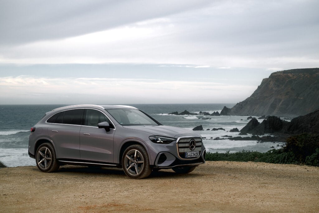 Paras sähkö-SUV alle 65 000 eurolla? Volvo oli paperilla vahvempi, mutta Justsiks valitsi Mersun – tässä syy Mercedes-Benz GLC 250 sähkö-SUV meren rannalla