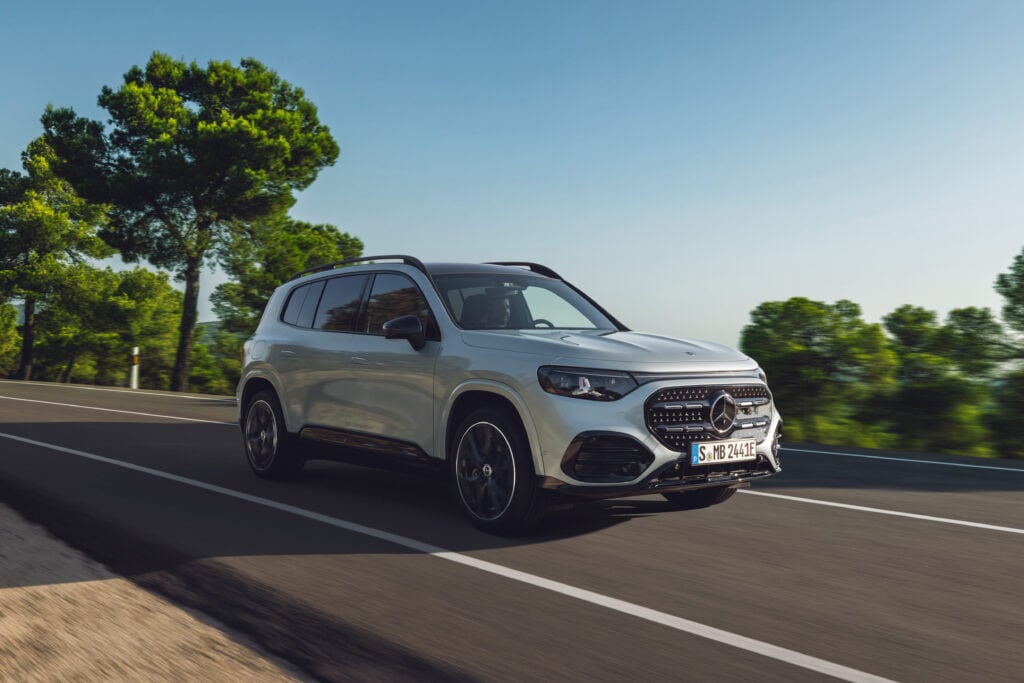 Paras sähkö-SUV alle 65 000 eurolla? Volvo oli paperilla vahvempi, mutta Justsiks valitsi Mersun – tässä syy Mercedes-Benz GLB 350 4MATIC sähkö-SUV ajossa maantiellä.