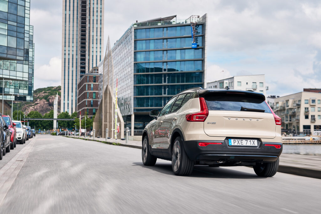 Volvolta tulossa uusi sähkö-SUV – EX40:n korvaajasta povataan Tesla Model Y:n haastajaa Nykyinen Volvo EX40 -sähkökatumaasturi, jonka seuraajaksi tulevaa Volvo EX50:tä povataan