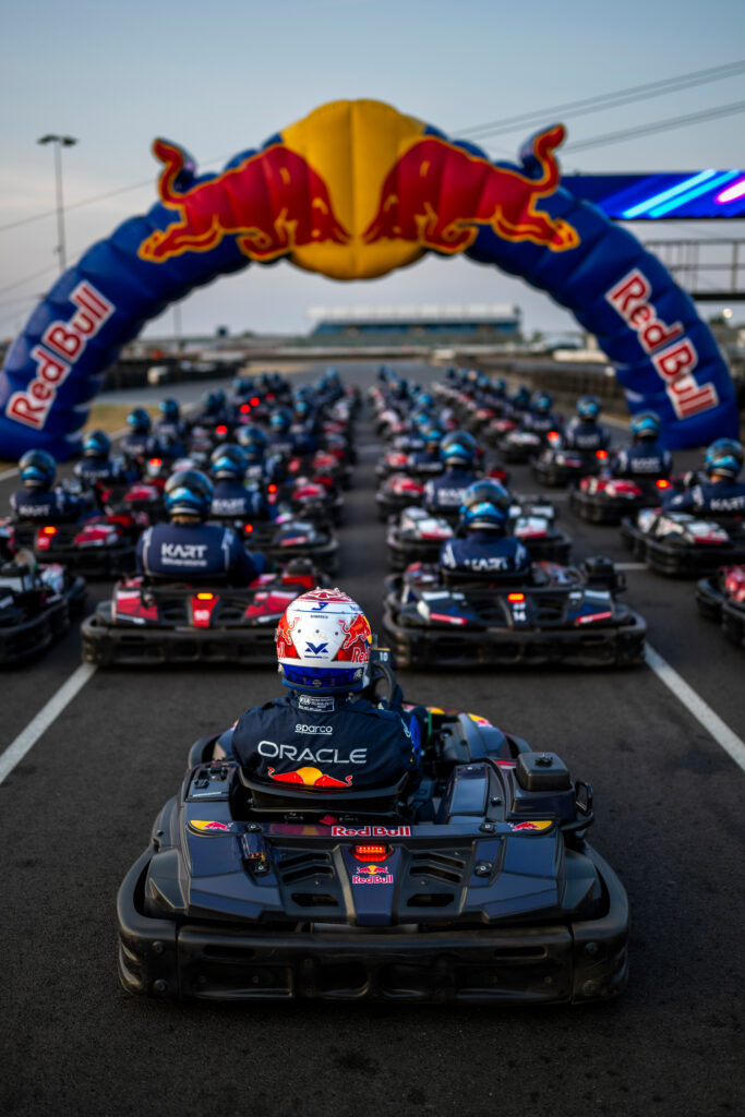 Max Verstappen lähtee sadan kuskin perään – suomalainen Daniel Ahola yrittää pitää F1-mestarin takanaan Max vs 100: Max Verstappen
