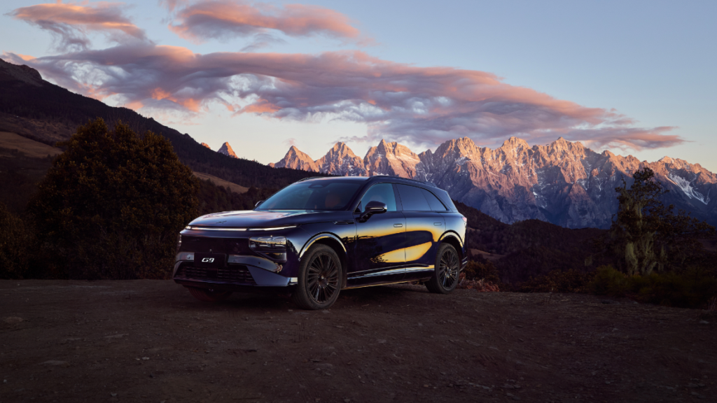 Paras sähkö-SUV alle 65 000 eurolla? Volvo oli paperilla vahvempi, mutta Justsiks valitsi Mersun – tässä syy Musta XPENG G9 sähkö-SUV vuoristomaisemassa.