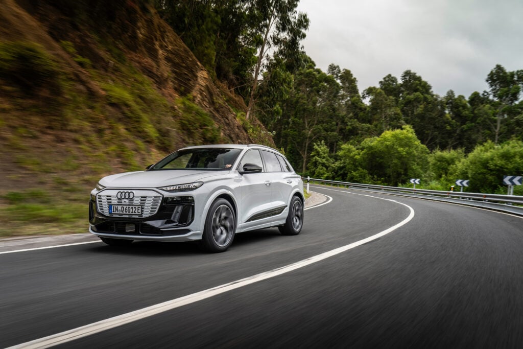 Paras sähkö-SUV alle 75 000 eurolla? BMW lyö pöytään ylivoimaisen haastajan Audi Q6 e-tron quattro S line ajaa mutkaisella tiellä