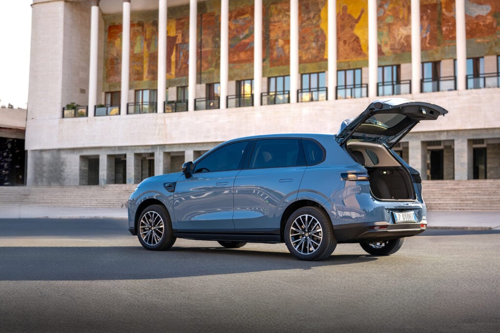 Uusi sähköautomerkki paljasti Suomen hinnat – 482 kilometriä alle 30 000 eurolla Sininen Leapmotor B10 SUV kuvattuna takaviistosta ulkona.