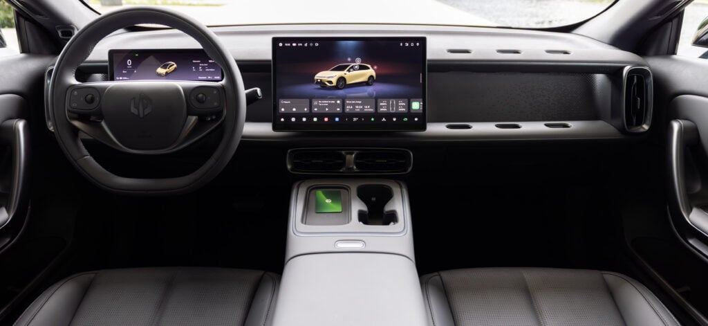 Uusi sähköautomerkki paljasti Suomen hinnat – 482 kilometriä alle 30 000 eurolla Leapmotor B05 ohjaamo, kosketusnäyttö, ohjauspyörä ja keskikonsoli.