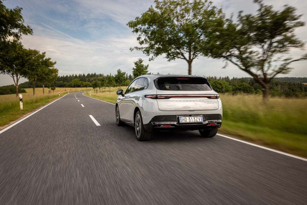Uusi sähköautomerkki paljasti Suomen hinnat – 482 kilometriä alle 30 000 eurolla Valkoinen Leapmotor B05 sähköauto ajossa maantiellä.