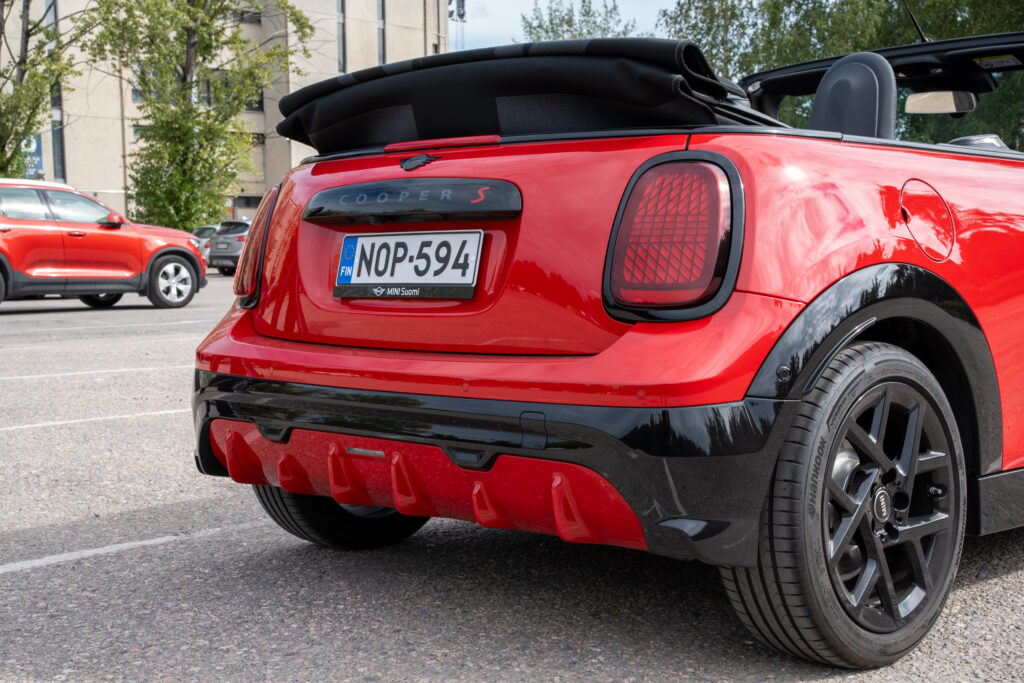 Koeajo: Mini Cooper Cabrio on 60 000 euron kesälelu, jota järki ei osaa selittää Punaisen Mini Cooper Cabrion takaosa, takavalot ja takapuskuri.