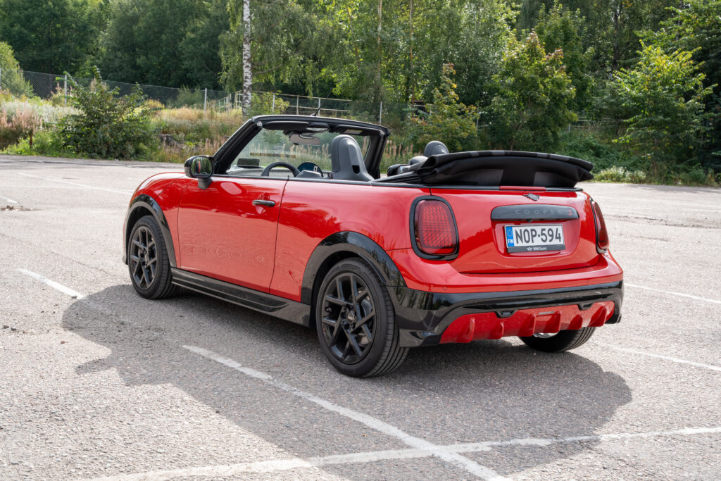 Koeajo: Mini Cooper Cabrio on 60 000 euron kesälelu, jota järki ei osaa selittää Punainen Mini Cooper Cabrio S kuvattuna takaviistosta katto avattuna.