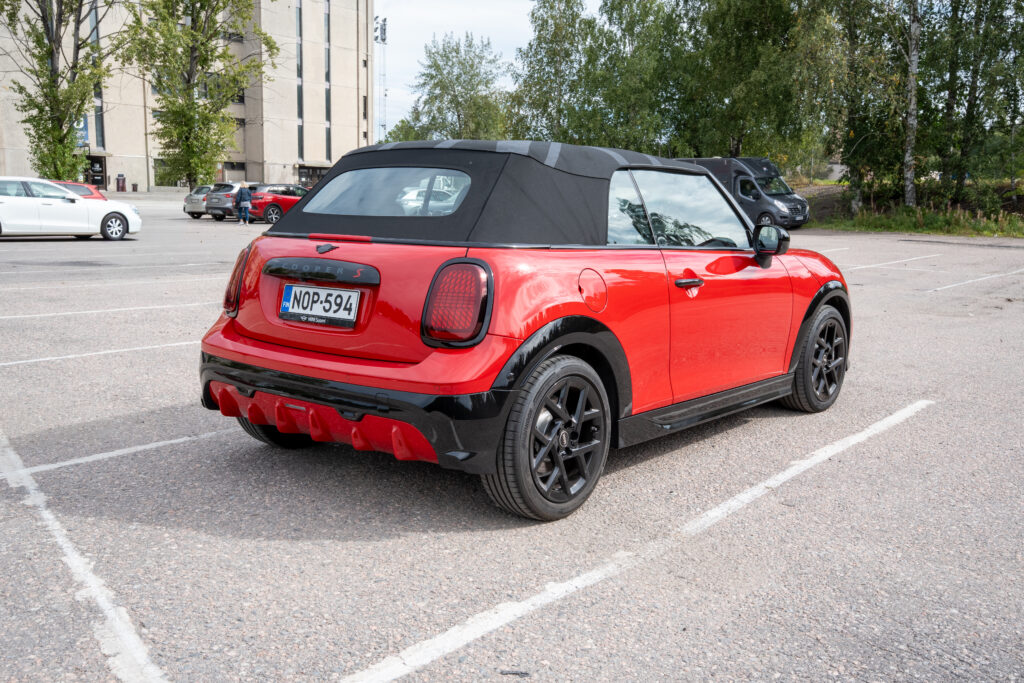 Koeajo: Mini Cooper Cabrio on 60 000 euron kesälelu, jota järki ei osaa selittää Punainen Mini Cooper Cabrio S John Cooper Works -varustelulla kuvattuna takaviistosta katto suljettuna.