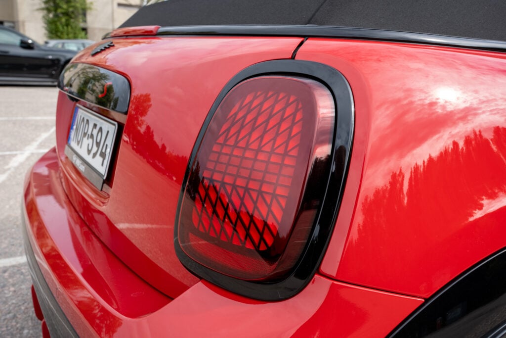 Koeajo: Mini Cooper Cabrio on 60 000 euron kesälelu, jota järki ei osaa selittää Punaisen Mini Cooper Cabrion takavalon lähikuva.