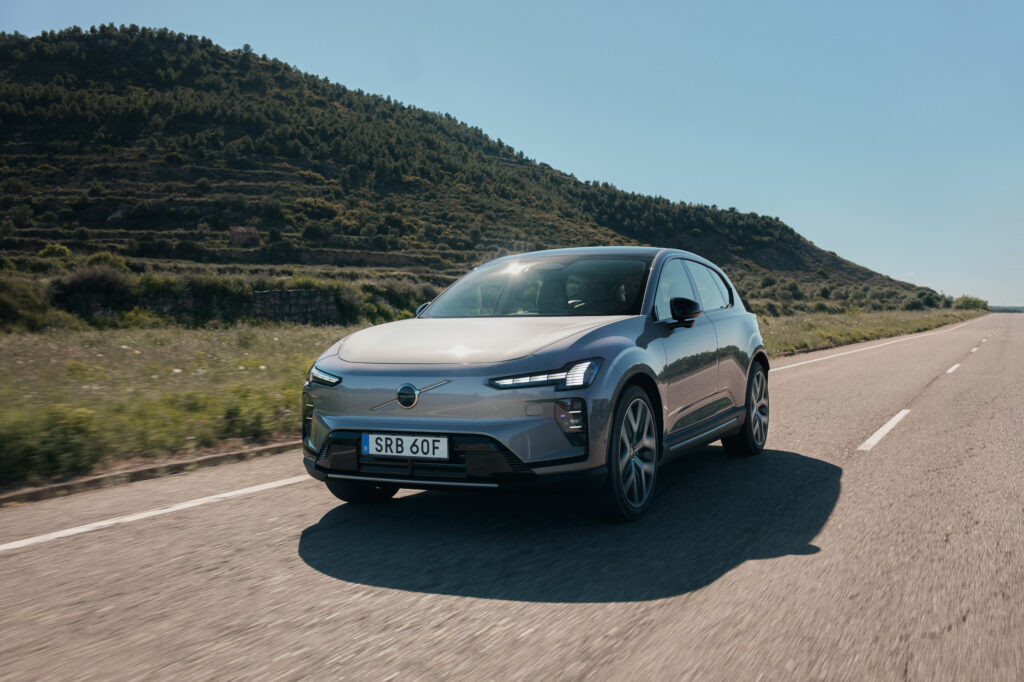 Paras sähkö-SUV alle 65 000 eurolla? Volvo oli paperilla vahvempi, mutta Justsiks valitsi Mersun – tässä syy Harmaa Volvo EX60 sähkö-SUV ajossa maantiellä.